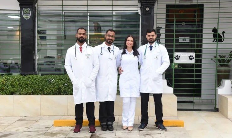 Equipe de veterinários do Amigo Fiel em frente ao hospital